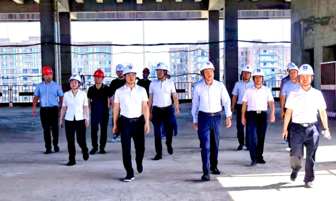 農(nóng)業(yè)銀行湖南省分行行長關(guān)學(xué)斌考察湖南建投領(lǐng)創(chuàng)數(shù)智中心項目