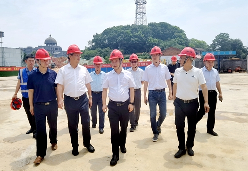 集團(tuán)黨委委員、副總經(jīng)理賀源一行到湖南建工地產(chǎn)益陽建工城項(xiàng)目指導(dǎo)工作并開展“送清涼”慰問活動