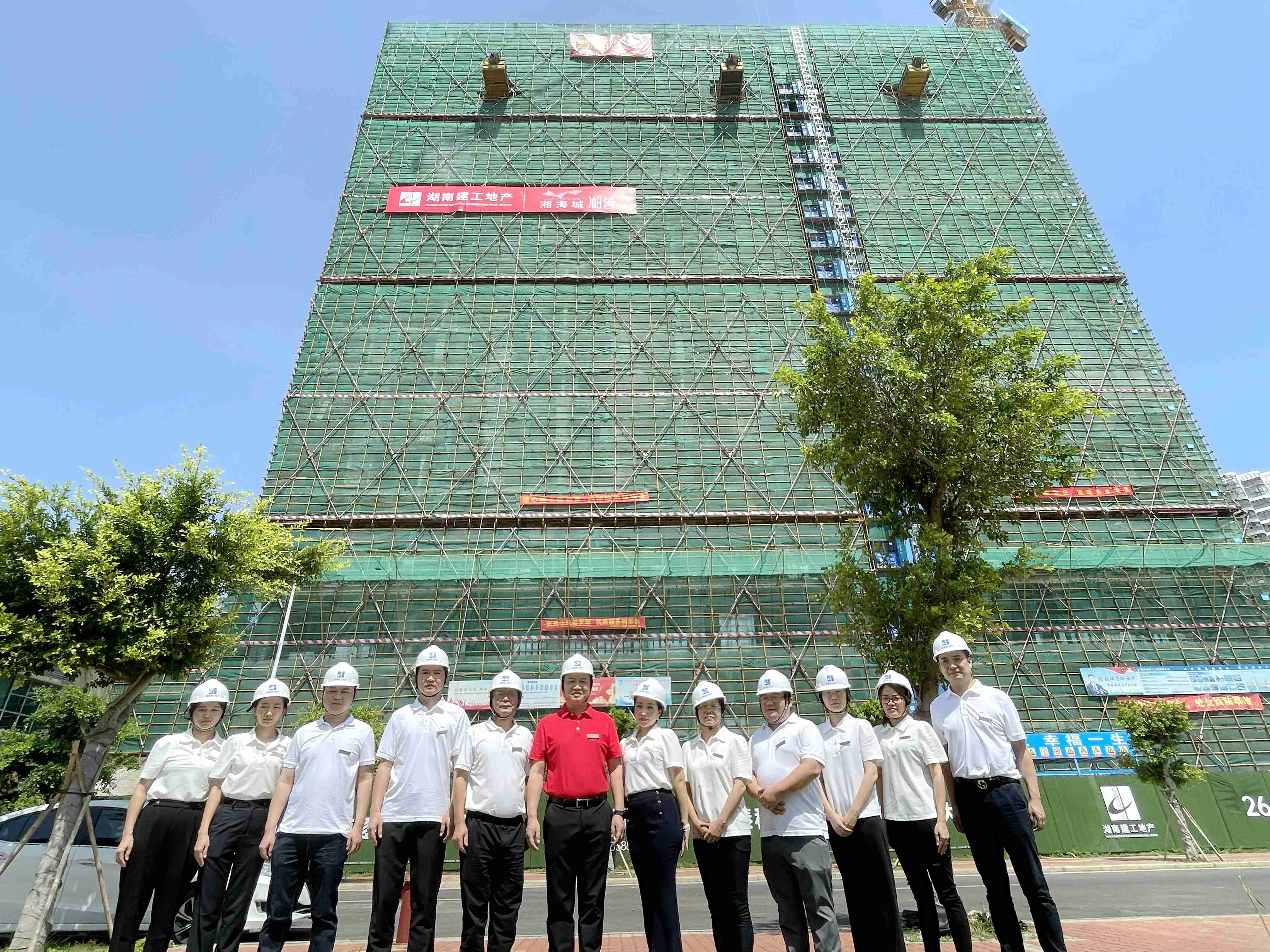 贊！湖南建工地產(chǎn)文昌湘海城產(chǎn)權(quán)式酒店項(xiàng)目順利封頂