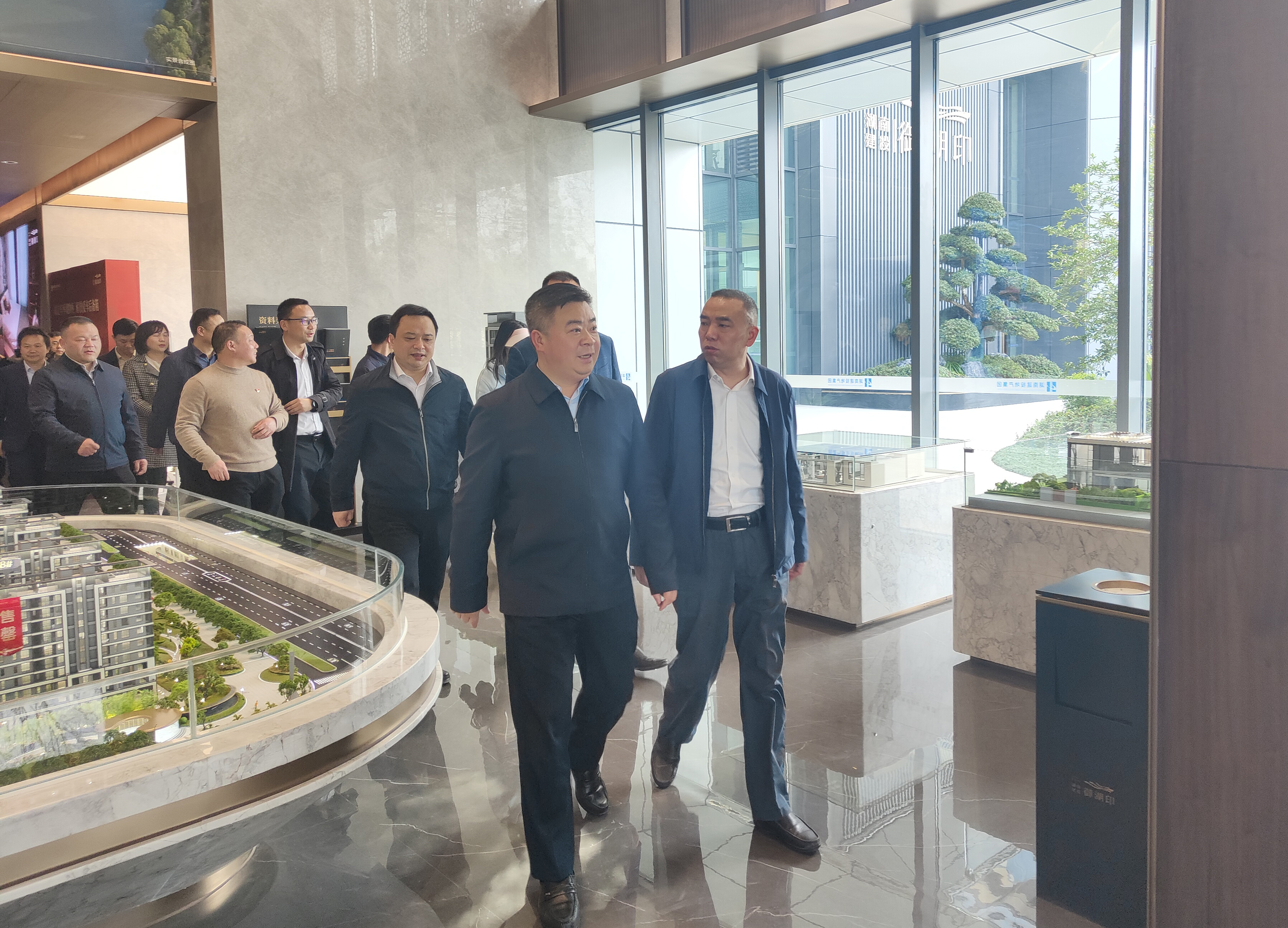 望城區(qū)委書(shū)記秦國(guó)良帶隊(duì)調(diào)研湖南建投·御湖印項(xiàng)目